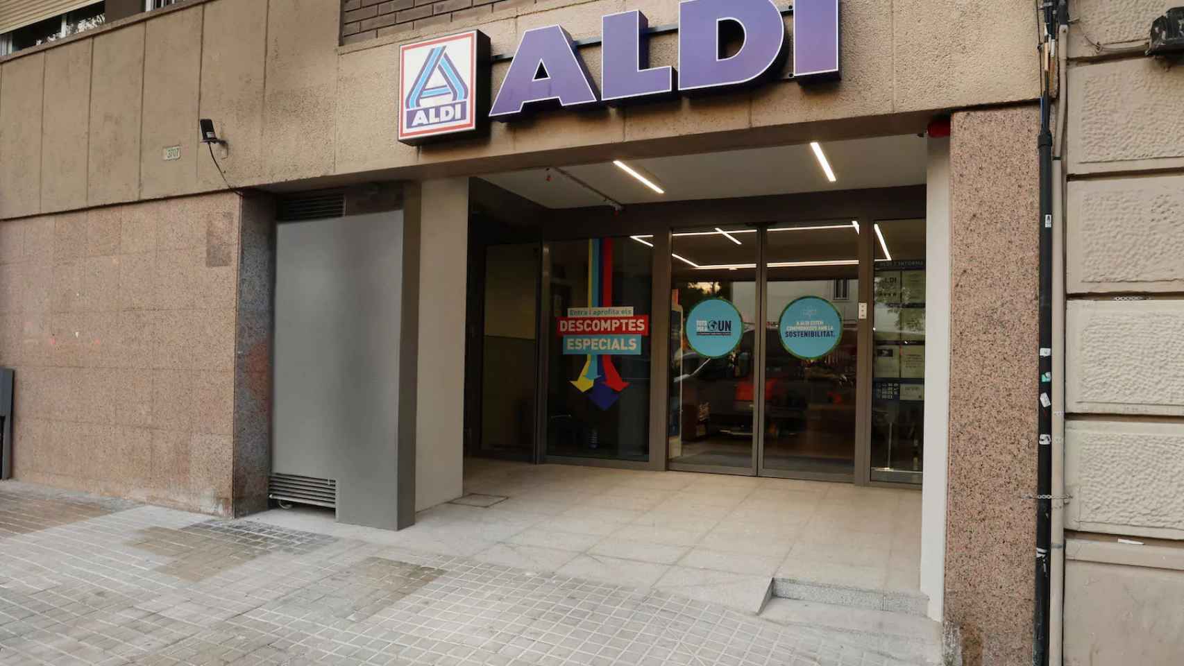 La tienda está ubicada en la calle l'Escorial, número 8 / Aldi