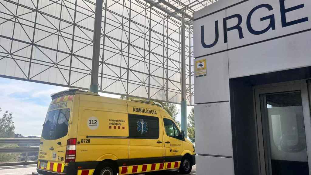 Una ambulancia a las afueras de urgencias de Can Ruti, en Badalona / METRÓPOLI