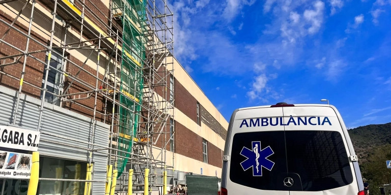 Una ambulancia en el exterior del hospital Can Ruti de Badalona / METRÓPOLI