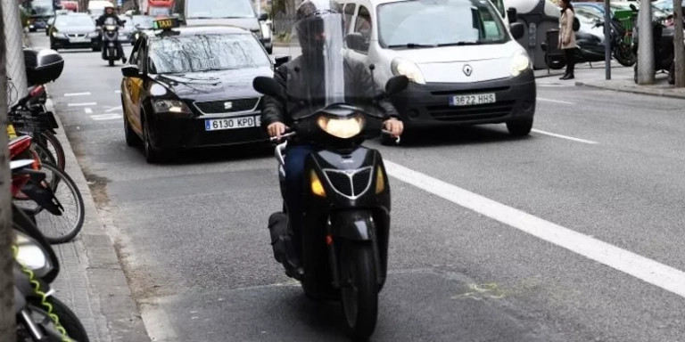 Un motorista circula por un carril bus en Barcelona / LENA PRIETO