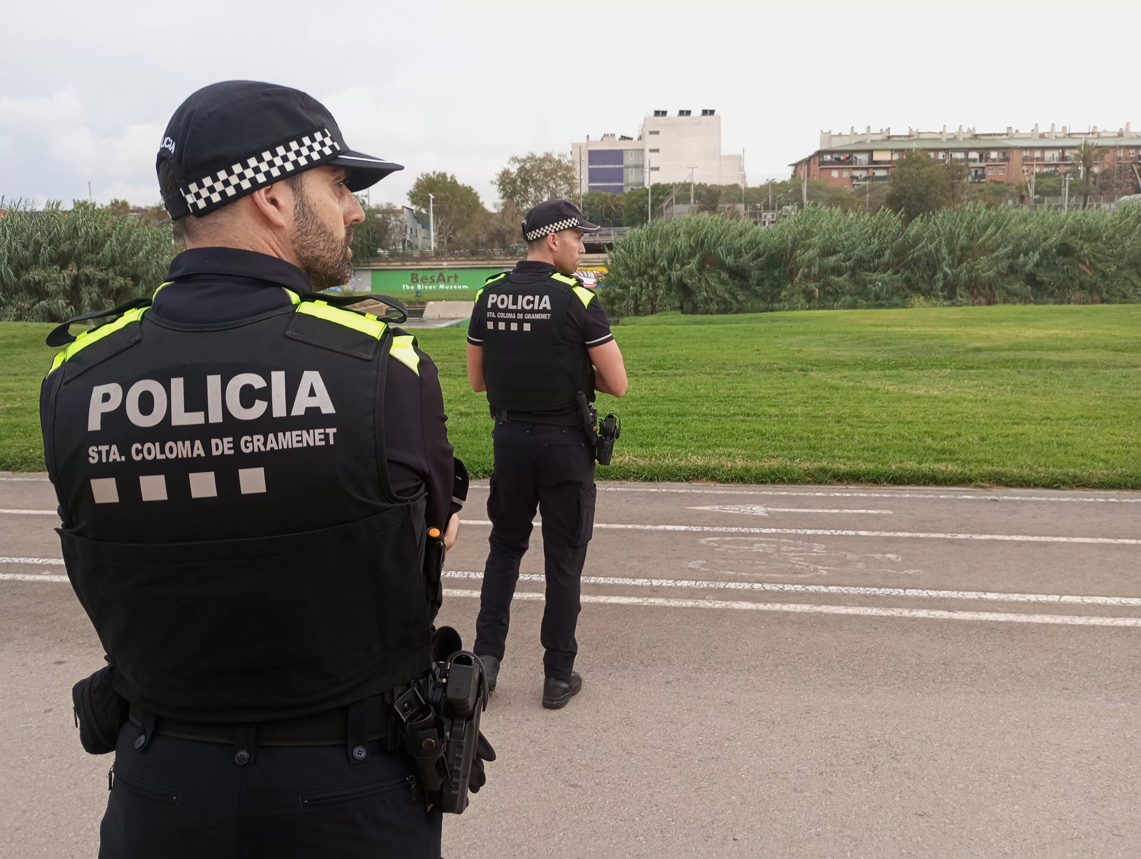 Agentes de la Policía Local de Santa Coloma en el río Besòs controlando el buen uso de VMP / AJUNTAMENT SANTA COLOMA