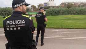 Agentes de la Policía Local de Santa Coloma en el río Besòs controlando el buen uso de VMP / AJUNTAMENT SANTA COLOMA