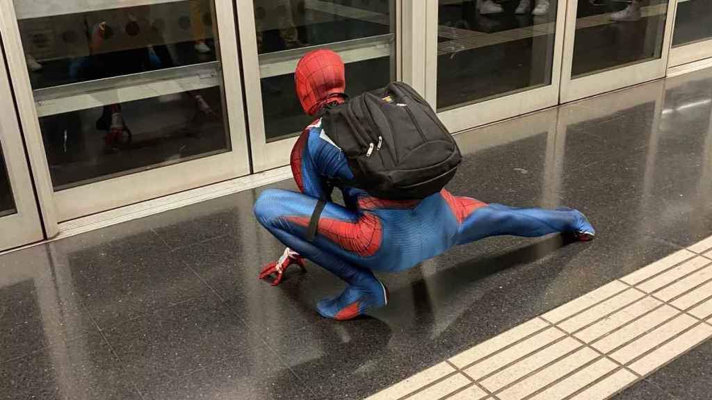 Un hombre con un disfraz de Spiderman en Barcelona / @AlexCarreraCab2