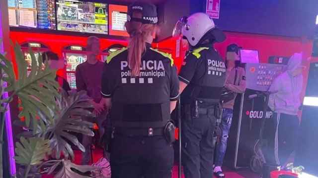 Agentes de la Policía Municipal de Terrassa en el salón de juegos / POLICIA MUNICIPAL TERRASSA