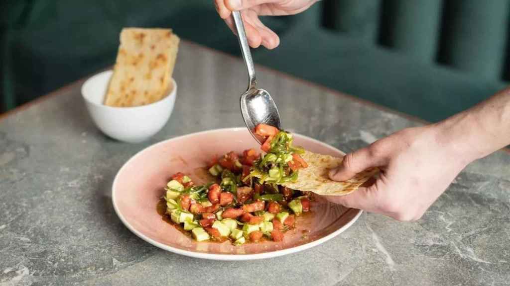 Timbal de tomate, aguacate, alga wakame y vinagreta cítrica del restaurante Jobs de Barcelona / JOBS