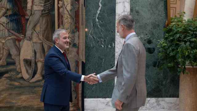El alcalde de Barcelona, Jaume Collboni, con el Rey Felipe VI en Barcelona / David Zorrakino - EP