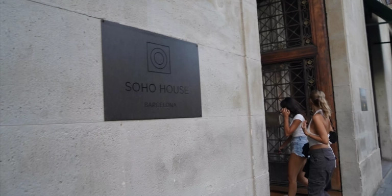 Acceso al Soho House de Barcelona / GALA ESPÍN - METRÓPOLI