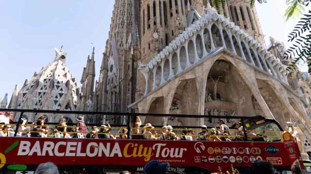 Bus turístico pasando por delante de la Sagrada Família en Barcelona / SIMÓN SÁNCHEZ