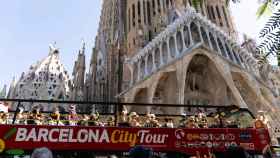 Bus turístico pasando por delante de la Sagrada Família en Barcelona / SIMÓN SÁNCHEZ