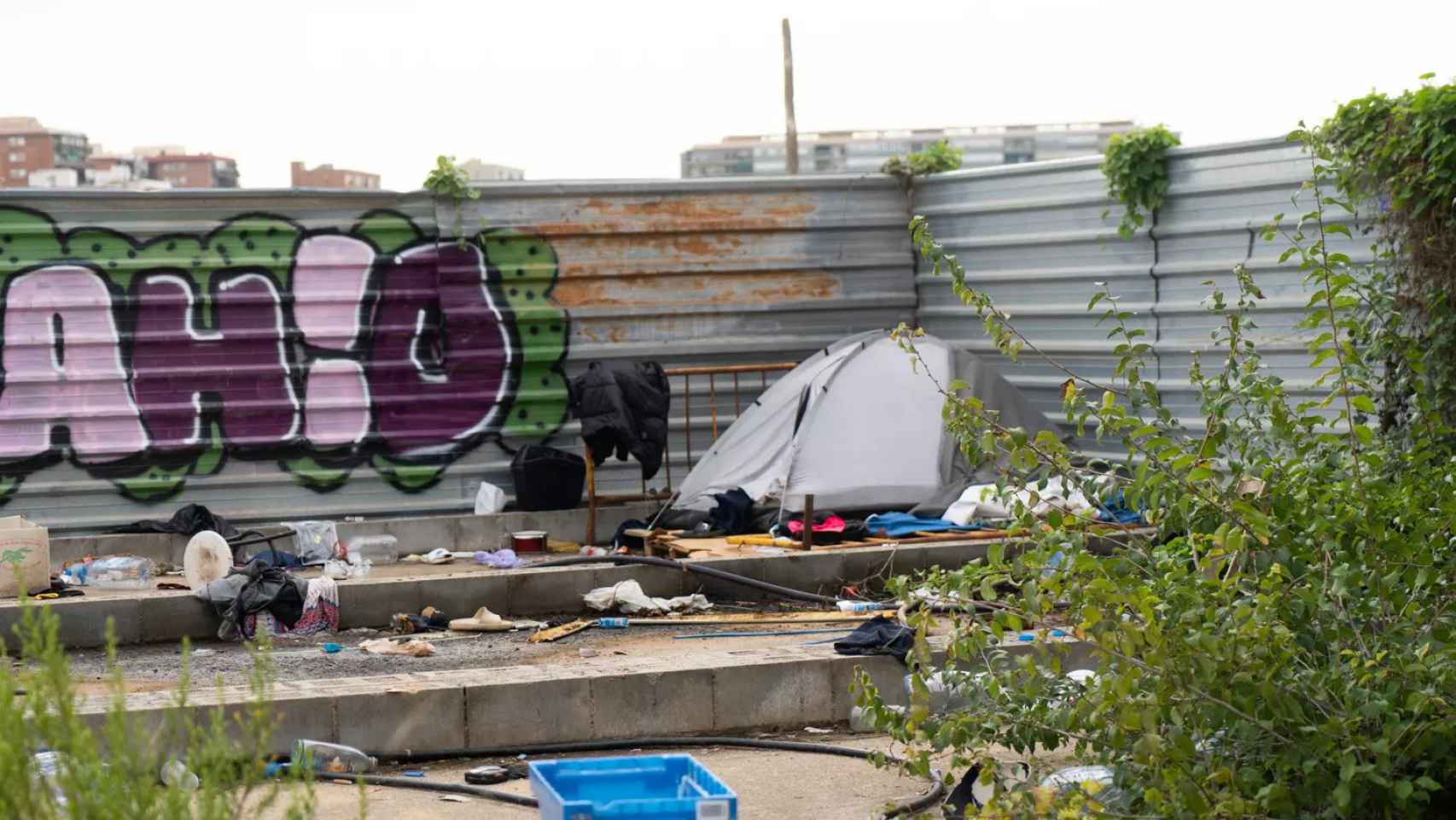 Una tienda del campamento de sintecho en las obras de la estación de La Sagrera / GALA ESPÍN