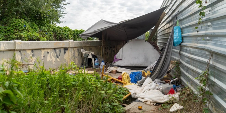 Zona de dormitorio en el campamento de sintecho en La Sagrera / GALA ESPÍN