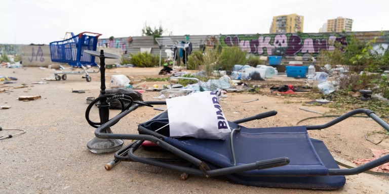 Campamento de sintecho en las obras de la estación de La Sagrera / GALA ESPÍN