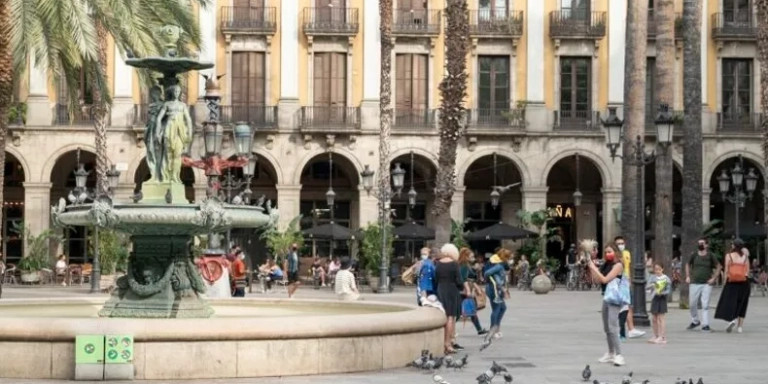 Turistas en la plaza Reial / AJ BCN