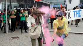 Activistas frente a participantes en el congreso inmobiliario 'The District' en Fira Barcelona / QUIQUE GARCIA - EFE