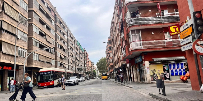 La avenida Alfons XIII donde se ubican decenas de tiendas de telefonía móvil en Badalona / METRÓPOLI