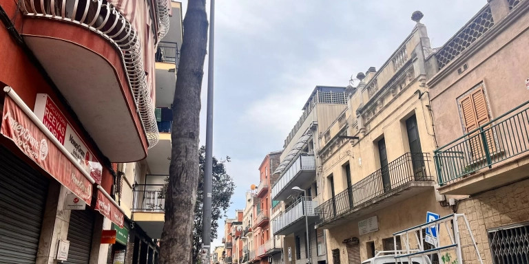 La calle Balmes de Badalona donde se localizan multitud de móviles robados / METRÓPOLI