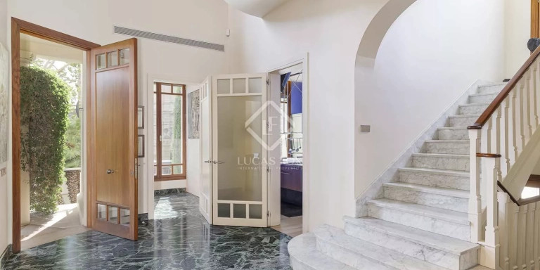 Entrada de la casa a la venta en Barcelona / LUCAS FOX