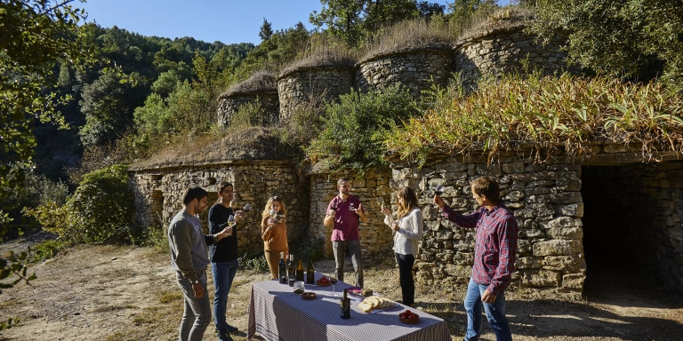 Catar vinos junto a las tinas de piedra seca, en el Bages / Marc Castellet / ACT