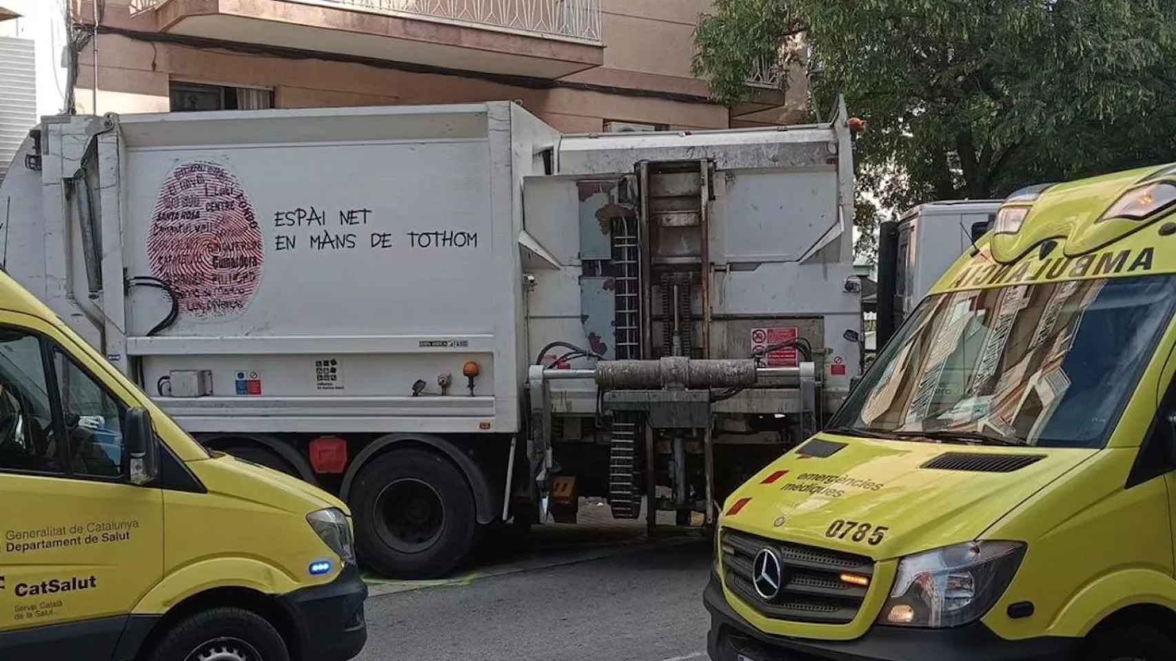 Herida una mujer en Santa Coloma tras ser atropellada por un camión de la basura / POLICÍA LOCAL