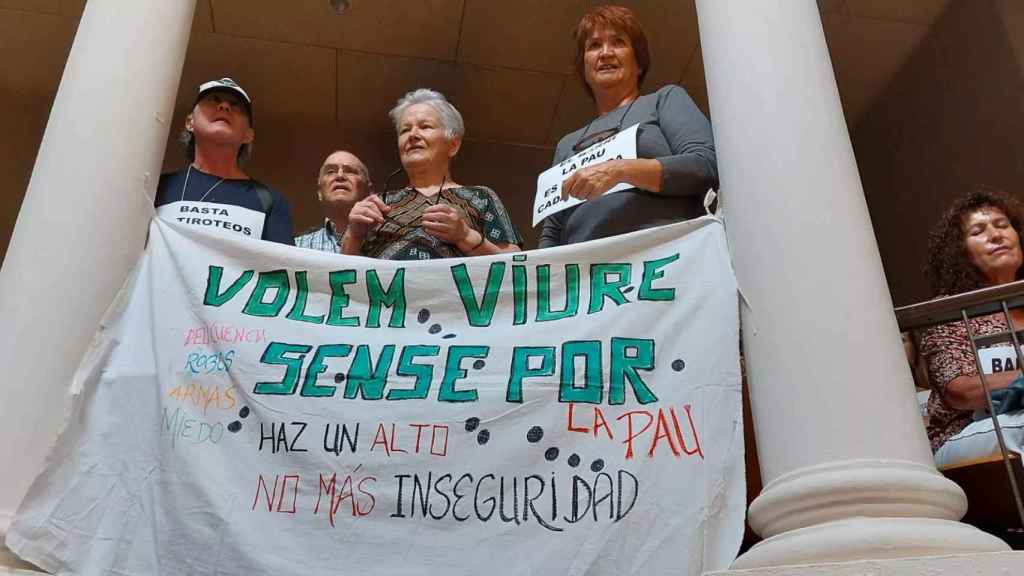 Vecinos de La Pau en la Oficina de Atención Ciudadana del distrito de Sant Martí / CEDIDA