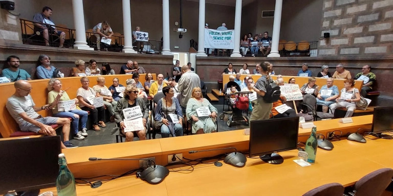 Vecinos de La Pau en la Oficina de Atención Ciudadana del distrito de Sant Martí / CEDIDA