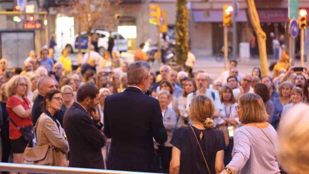 Los vecinos de Sarrià arropan a las hermanas Bassedas durante la fiesta de reinauguración de la librería este jueves / RODRIGO MARINAS