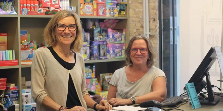 Las hermanas Bassedas, Rosa (izquierda) y María posan en el mostrador de la librería / RODRIGO MARINAS