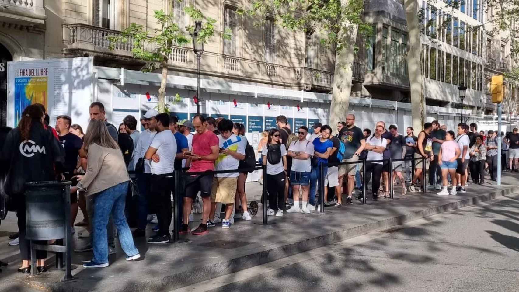 Colas la mañana de este viernes en la tienda Apple de plaza Catalunya por el lanzamiento del nuevo iPhone 15 / METRÓPOLI