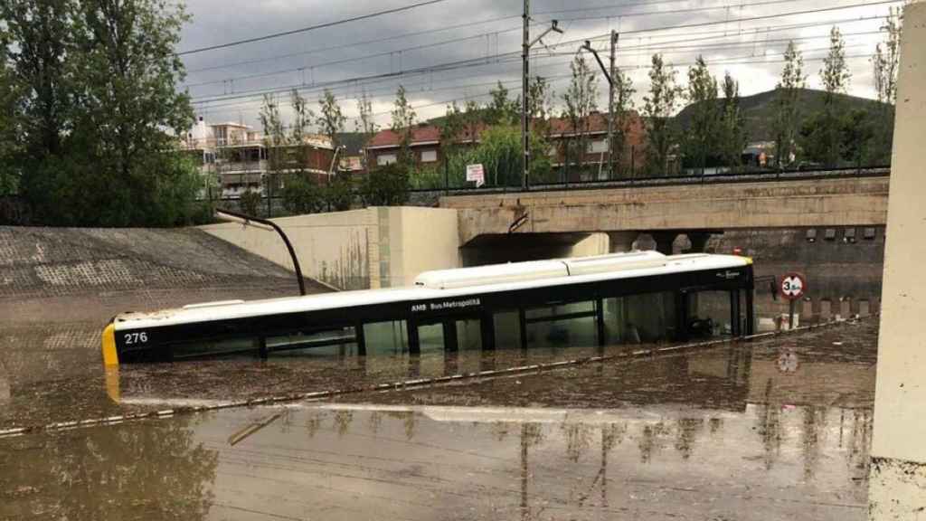 Inundaciones en un paso inferior de Castelldefels, con un autobús atrapado