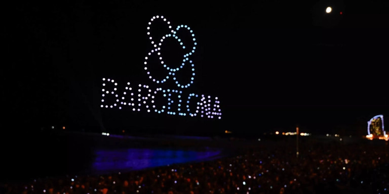 Espectáculo de drones en la playa de la Barceloneta por La Mercè 2023 / LUIS MIGUEL AÑÓN