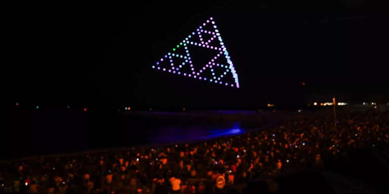 Espectáculo de drones en la playa de la Barceloneta por La Mercè 2023 / LUIS MIGUEL AÑÓN