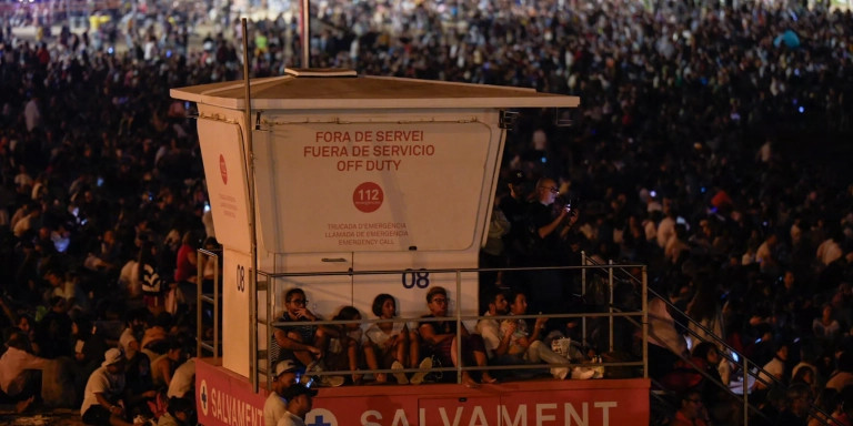  La playa de la Barceloneta llena de gente por La Mercè 2023 / LUIS MIGUEL AÑÓN