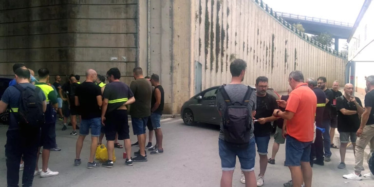 Trabajadores en huelga de la fábrica de Miquel y Costas se concentran frente a la planta del Besòs / TWITTER CGT