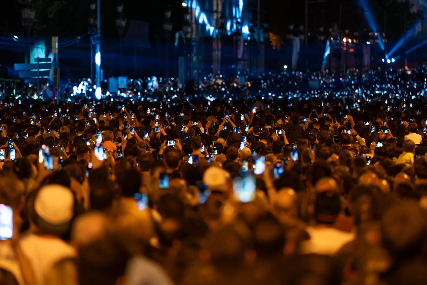 Una multitud graba el Piromusical de la Mercè de 2023 desde la avenida de Maria Cristina / LUIS MIGUEL AÑÓN - METRÓPOLI