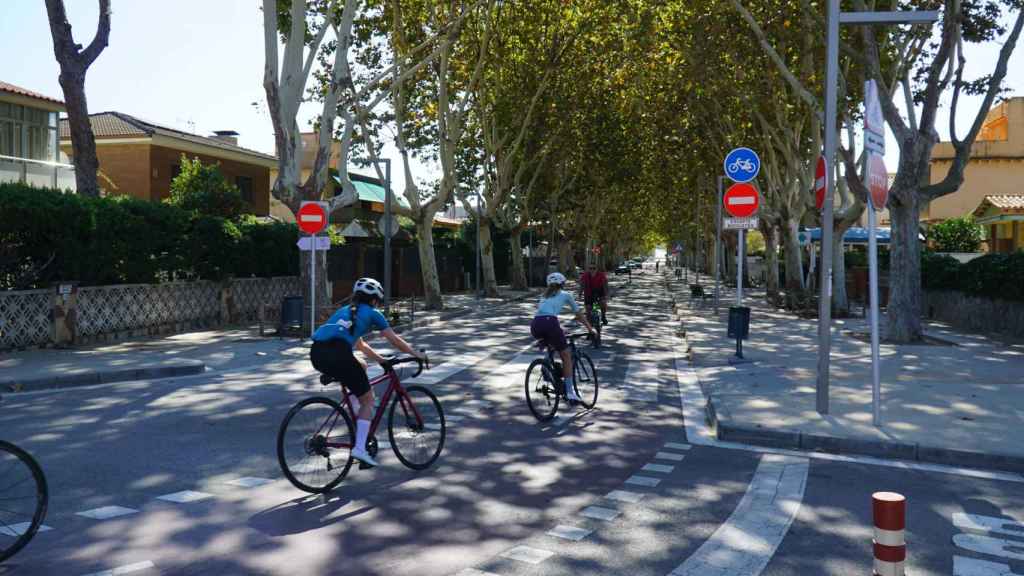 Carril bici de l'Avinguda de la Pineda en Castelldefels / CEDIDA