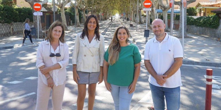 Partidos de la oposición en la avenida de la Pineda en Castelldefels / CEDIDA