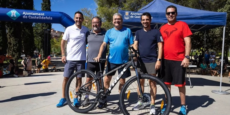 Nico Cerpa y Manu Reyes, del gobierno municipal de Castelldefels, en la Pedalada 2023 / ORIOL PAGÈS