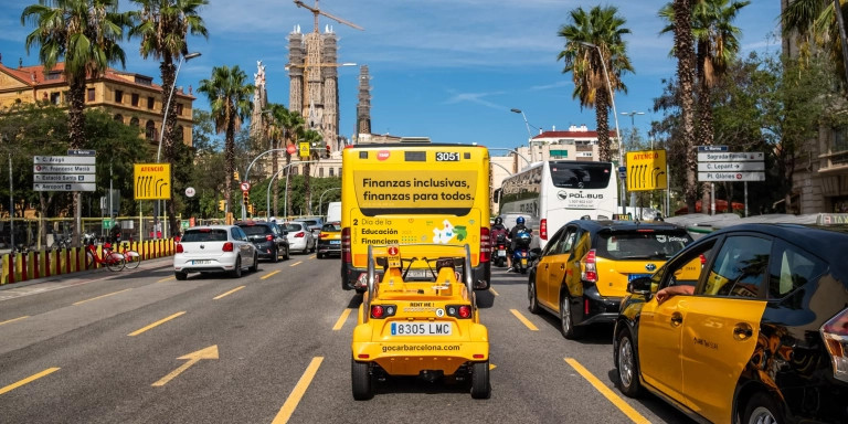 El Go Car a su paso por la calle Marina, a la altura de la plaza Monumental / SIMÓN SÁNCHEZ