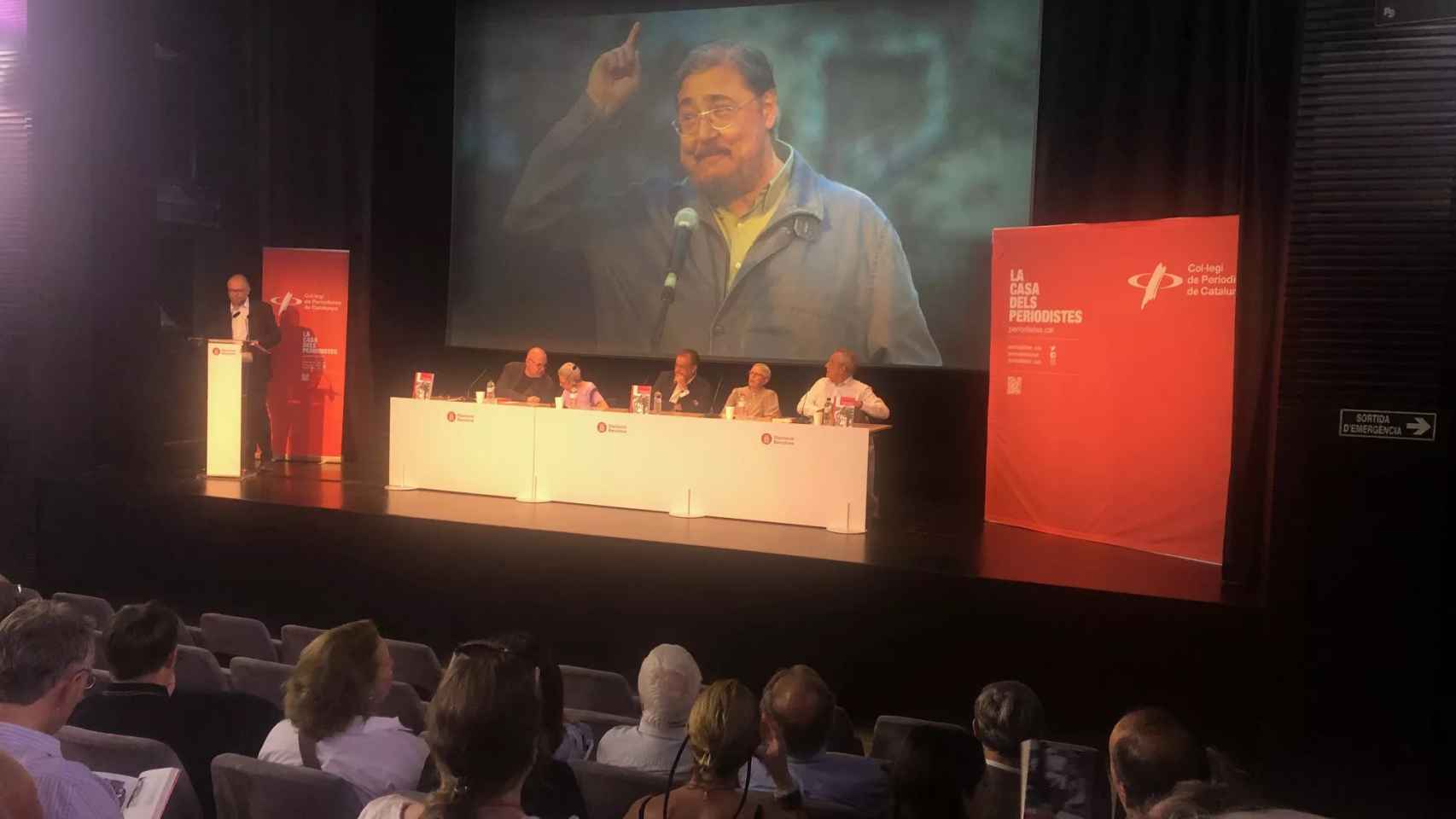 Antonio Franco, en la pantalla, en el acto de homenaje en el Centro Cultural Francesca Bonnemaison / MA