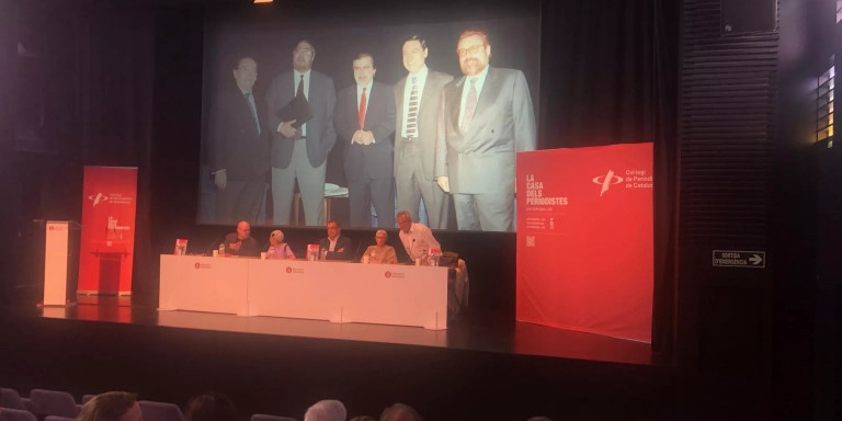 Directores de periódicos en la pantalla en el acto de homenaje a Antonio Franco / MA