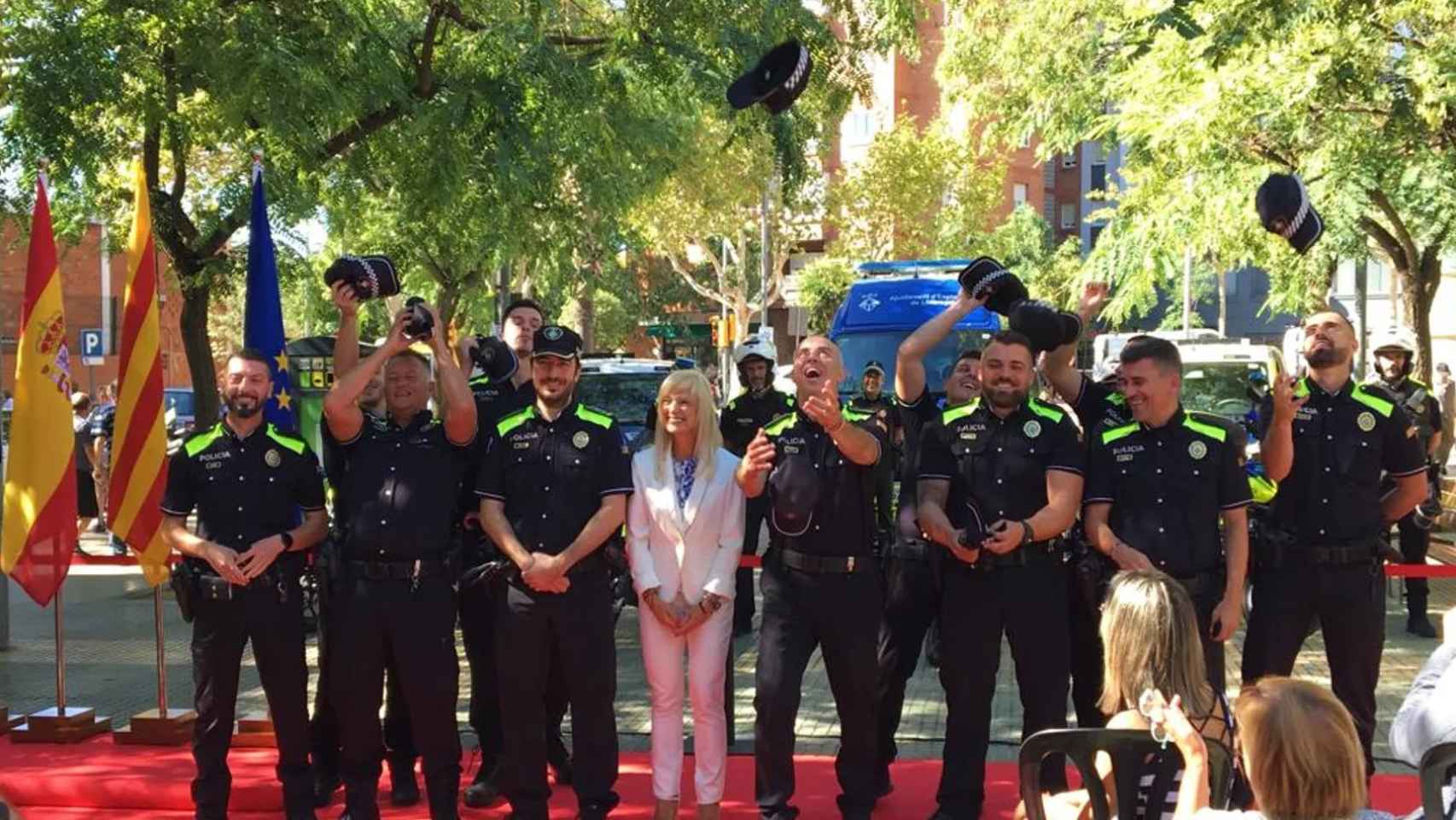 Agentes de la Policía Local de Esplugues con la alcaldesa, Pilar Díaz / RP