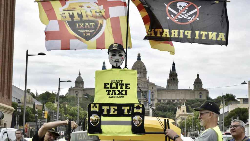 Pancartas y banderas de Élite Taxi durante una marcha lenta en Barcelona / David Oller - EP