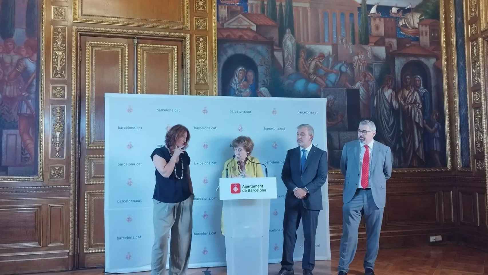 La teniente de alcalde de Barcelona Laia Bonet; la presidenta del OMHB, Carme Trilla; el alcalde de Barcelona, Jaume Collboni, y el comisionado de Vivienda, Joan Ramon Riera