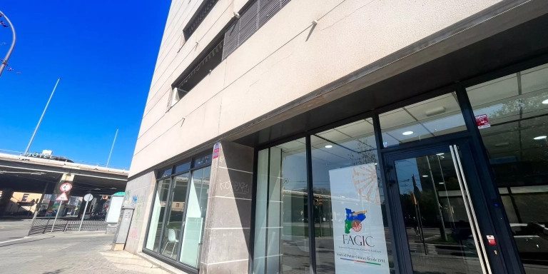 Exterior de la nueva oficina de la FAGIC en Sant Adrià / METRÓPOLI