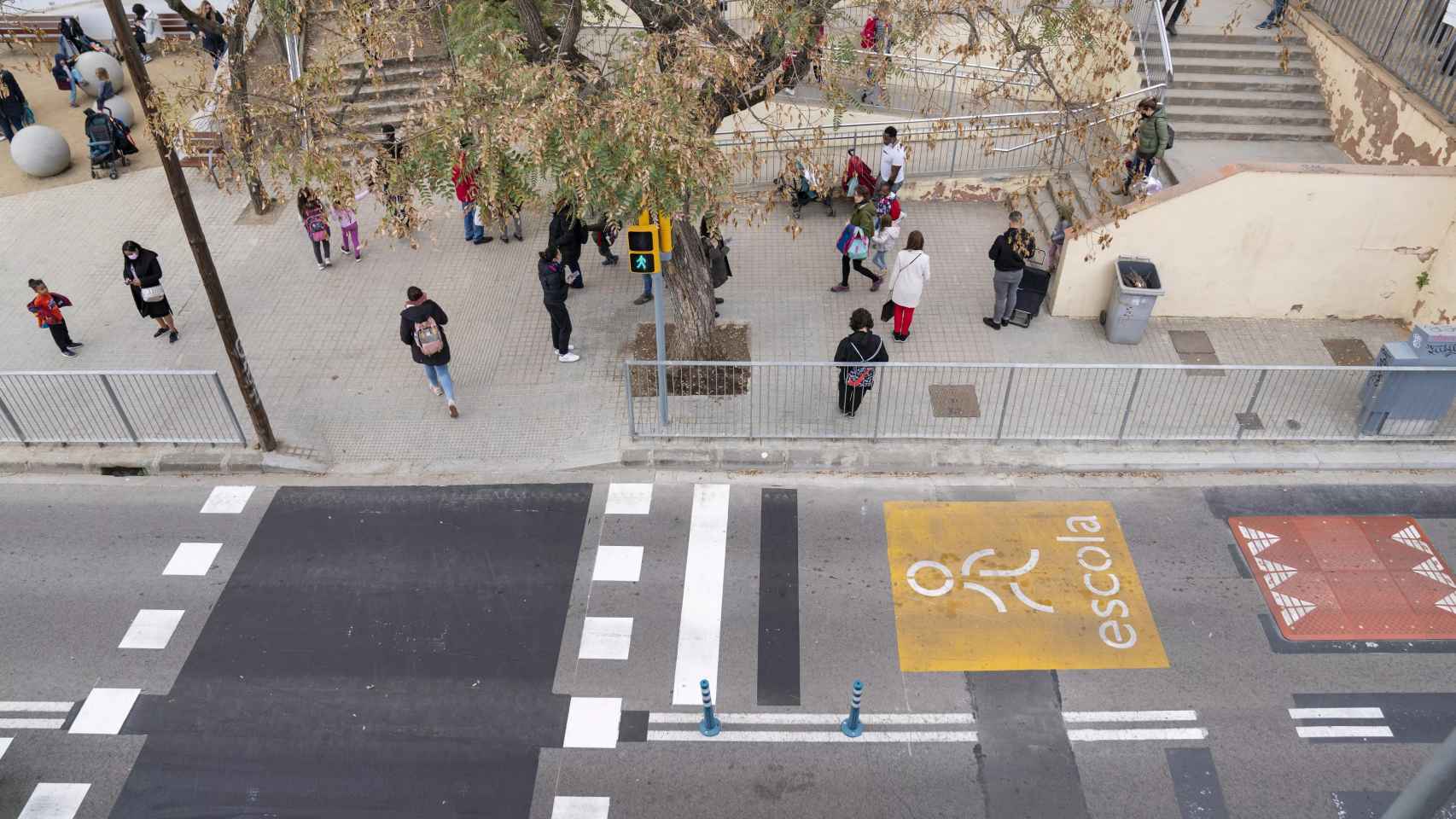 Escolares en la entrada de un centro educativo en Barcelona / AJ BCN