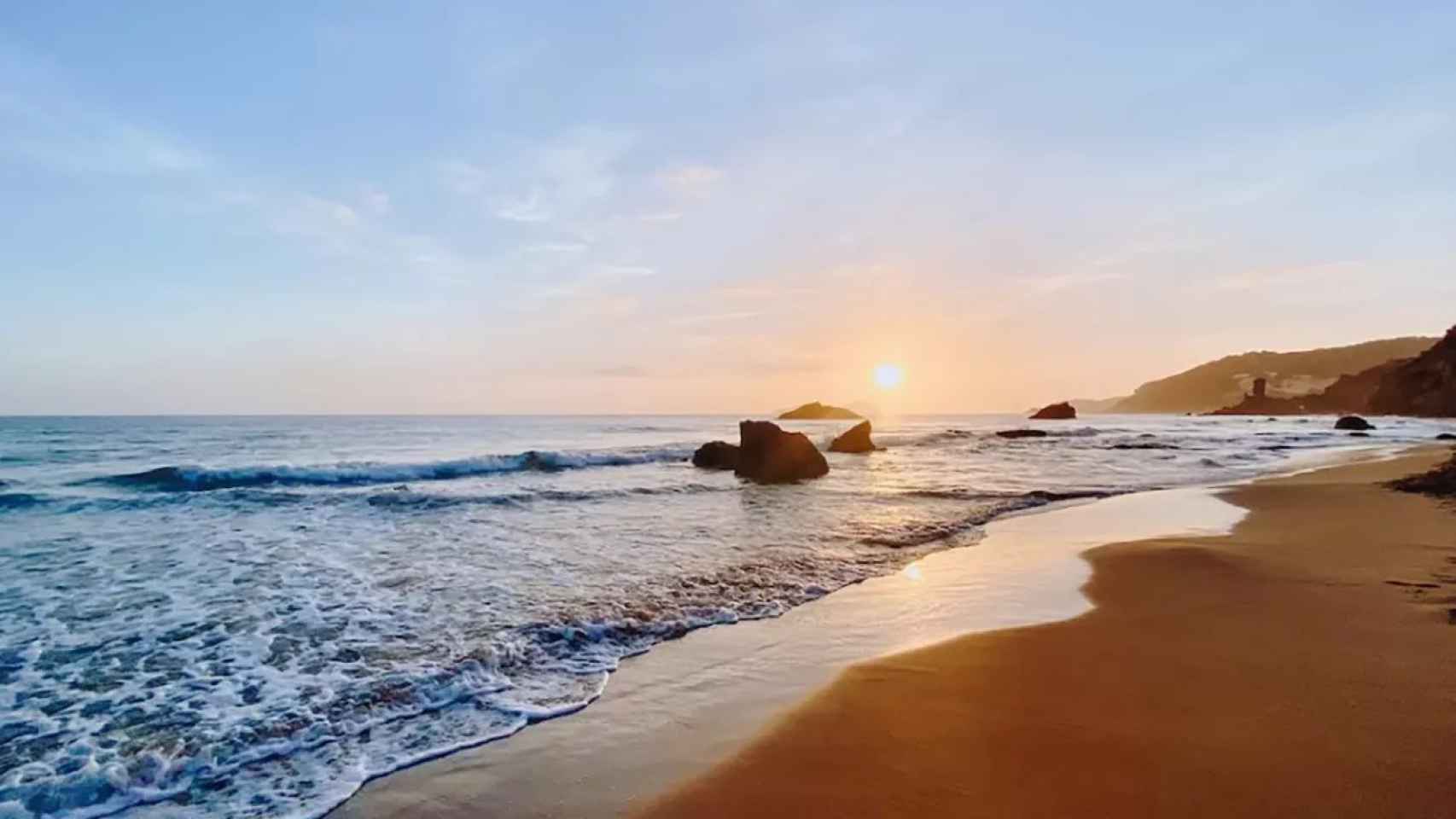 Atardecer en una playa en la Costa del Sol