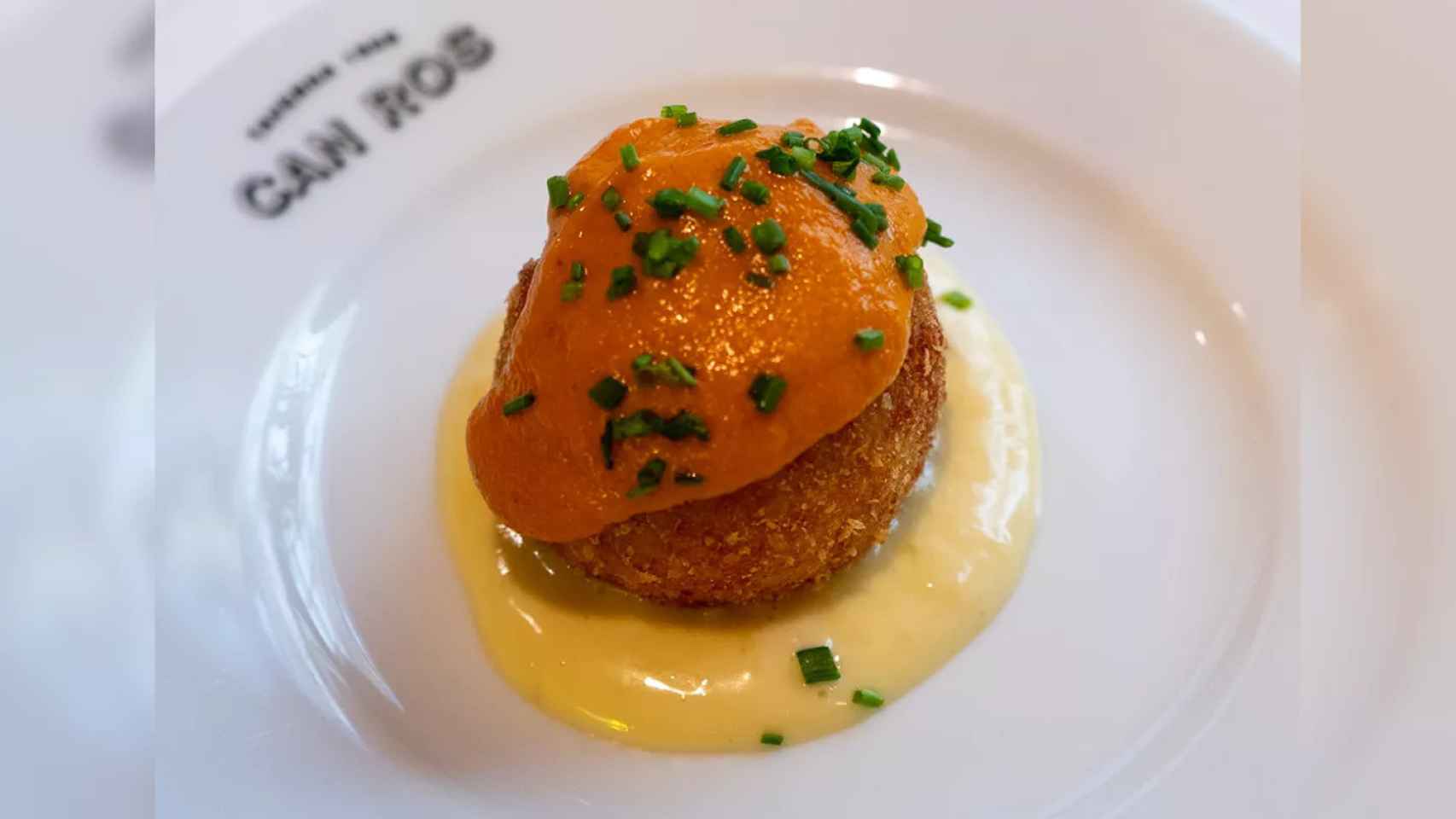 Una tapa de Bomba en el restaurante Can Ros Taverna / ACIB