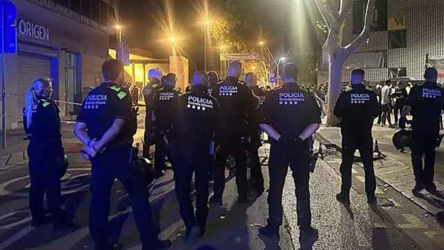 Agentes de la policía local de Molins de Rei tras los disturbios durante las fiestas mayores