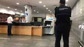 Un vigilante privado en el interior del Ayuntamiento de Badalona / AJUNTAMENT DE BADALONA