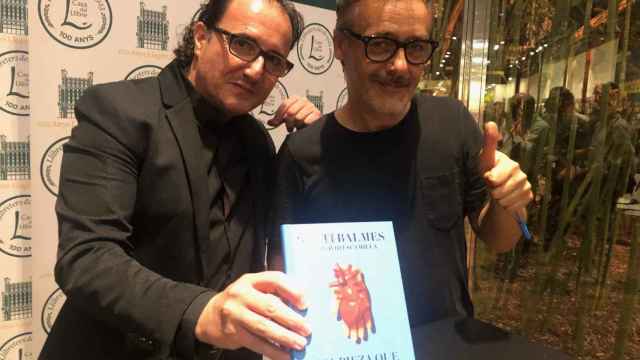 David Escamilla y Santi Balmes, con el libro 'Esa pieza que no encaja' / MA